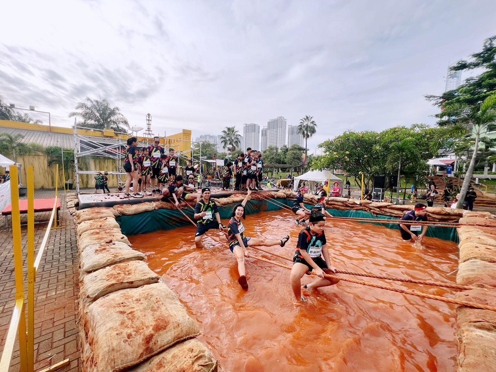 Serunya Lari Sambil Lewati Rintangan Bak Benteng Takeshi di Serpong Green Warrior Tangerang