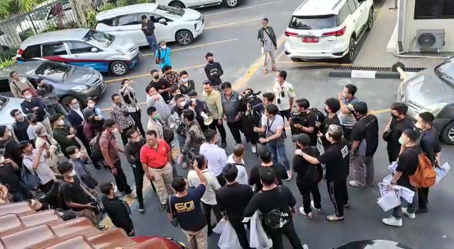 Vonis Indra Kenz Ditunda, Puluhan Korban Ngamuk di PN Tangerang