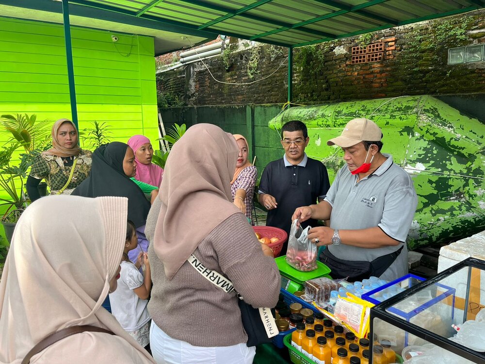 Harga Lebih Murah, Emak-emak Serbu Bazar Sembako di Koramil Ciledug