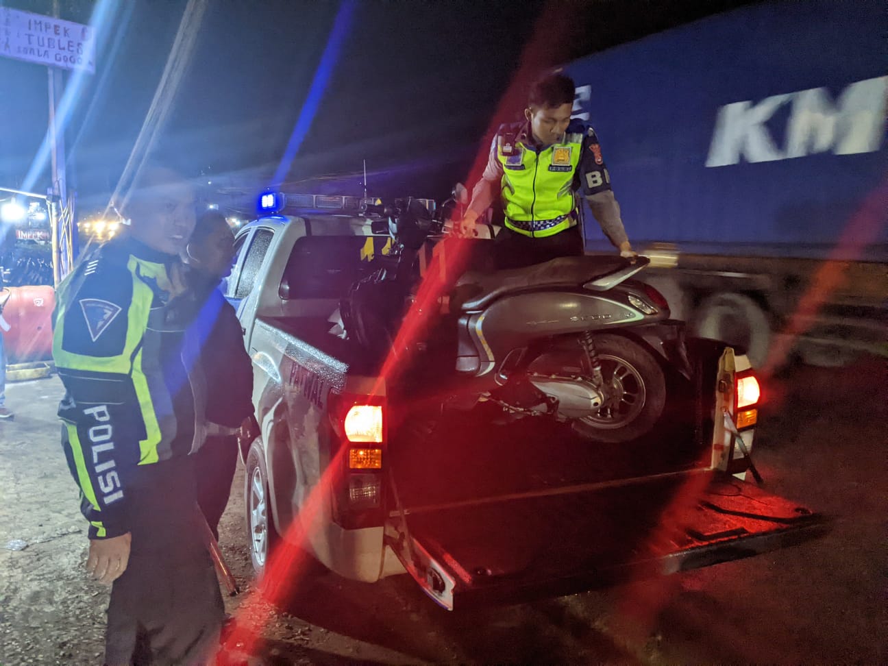 Pengendara Motor di Kibin Tewas Usai Tabrak Truk