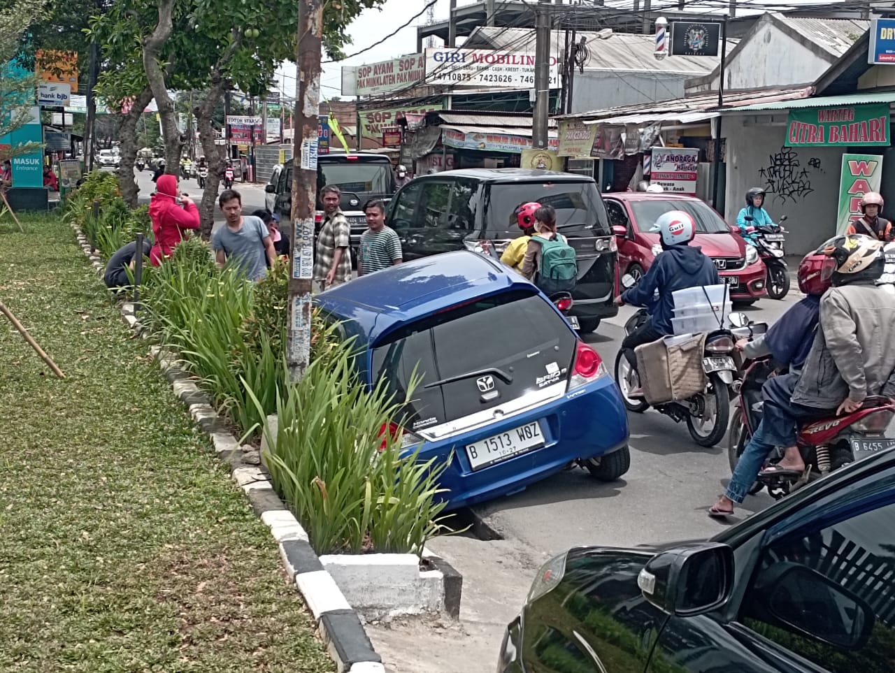 Sopir Tak Konsentrasi, Brio Nyungsep ke Gorong-gorong
