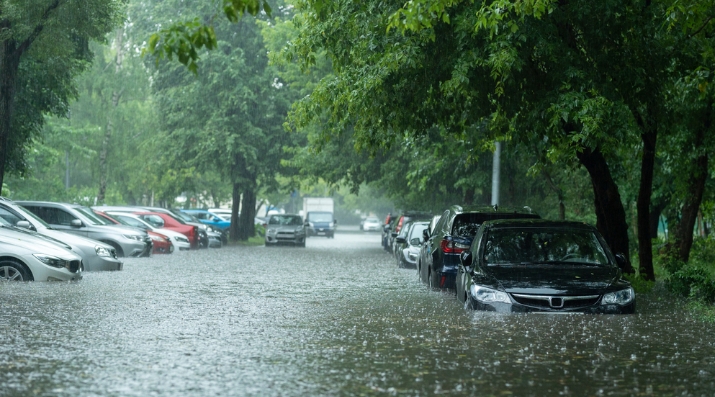 Mobil Jadi Korban Banjir? Lakukan Hal Ini
