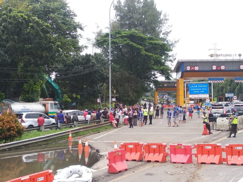 Warga Desa Kadu Demo Pemukimannya Banjir Akibat Meluapnya Sungai di Tol Bitung
