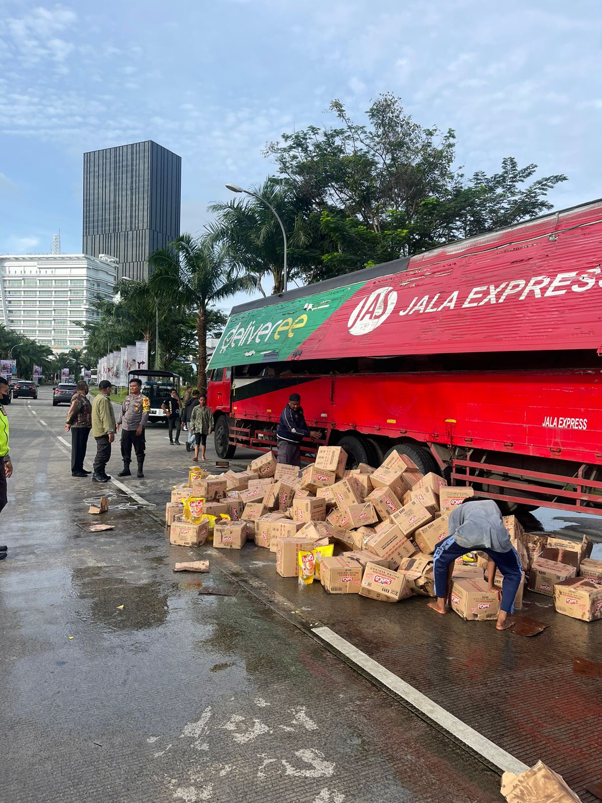 Ratusan Karton Minyak Goreng Tumpah dari Truk di Alam Sutera Tangerang