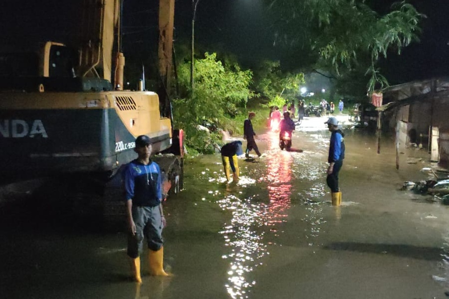Banjir di Sejumlah Titik, Dinsos Kota Tangerang Salurkan 300 Nasi Bungkus