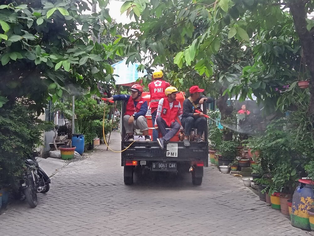 Cegah Penyakit Setelah Banjir, PMI Tangerang Semprotkan Disinfektan