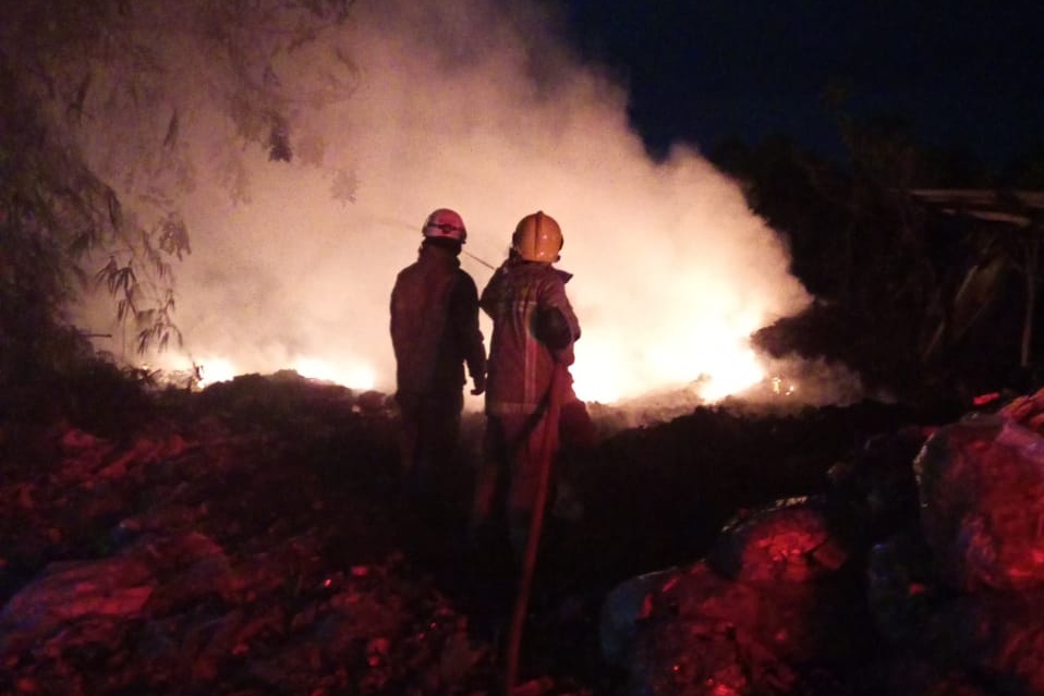Gudang Pengepul Limbah Plastik di Curug Tangerang Dilalap Api Gegara Bakar Sampah