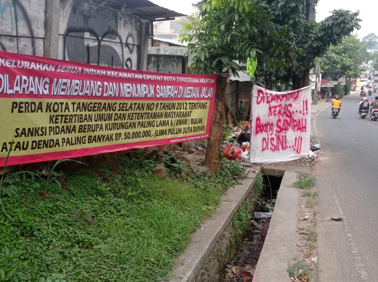 Spanduk Ancaman Pidana Buang Sampah Sembarangan Dipasang di Pinggir Jalan Ciputat Tangsel