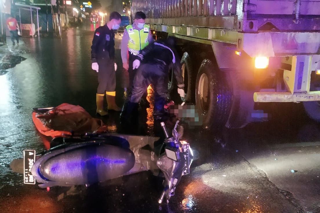 Tergelincir Genangan Air, Pemotor Tewas Masuk Kolong Truk di Balaraja Tangerang