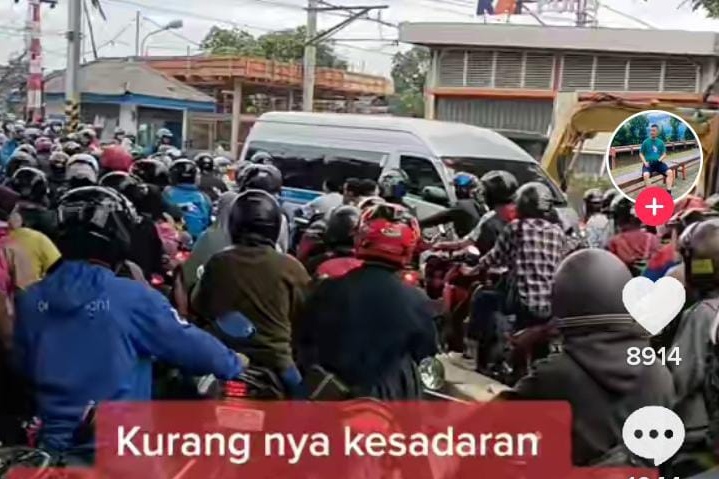 Viral Macet Parah di Perlintasan Stasiun Poris Tangerang, Ambulans Tidak Diberi Jalan