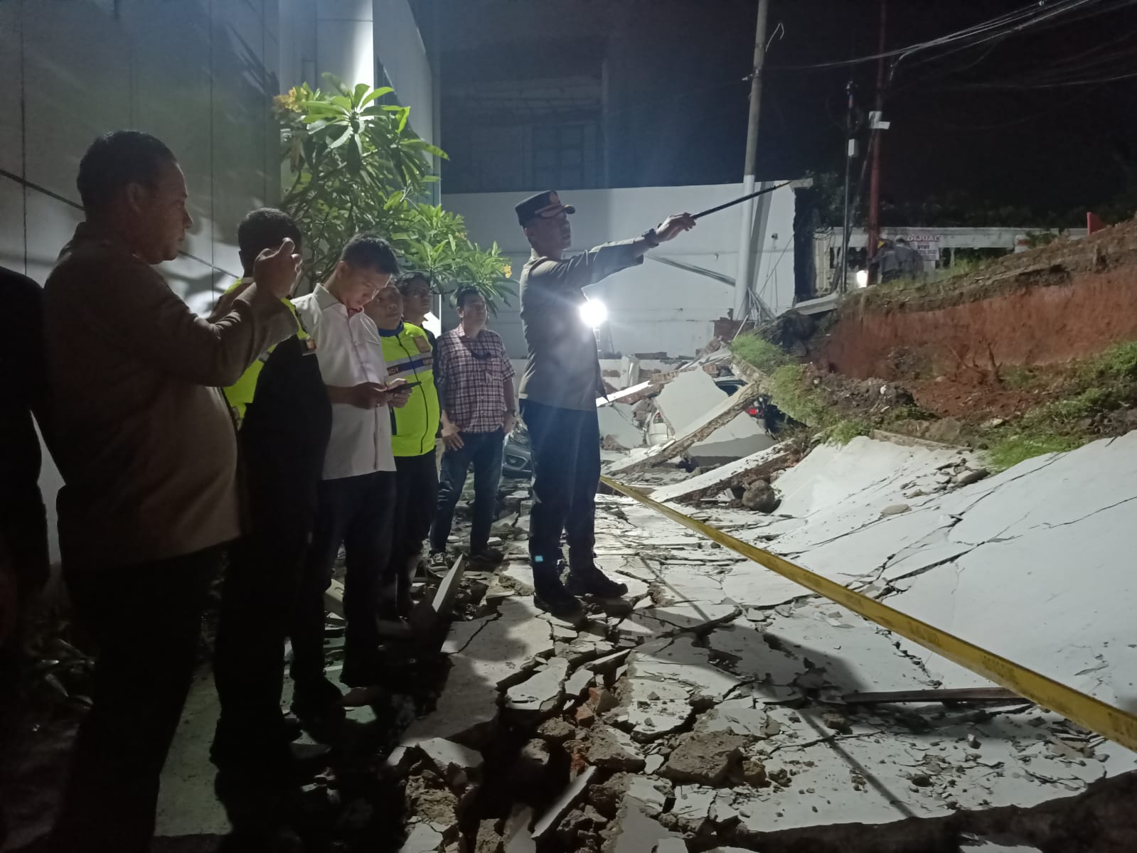 4 Mobil Ringsek Tertimpa Tembok Akibat Longsor di Bintaro Tangsel