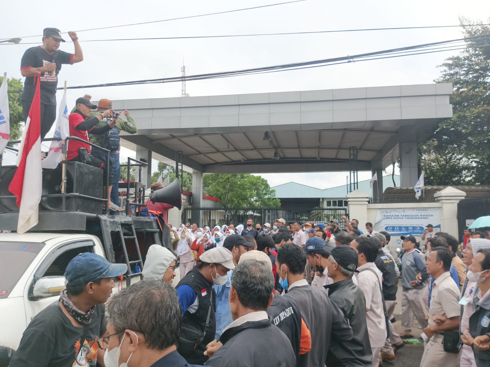 Bonus Akhir Tahun Dikurangi Sepihak, Ribuan Buruh PEMI Demo di Balaraja Tangerang