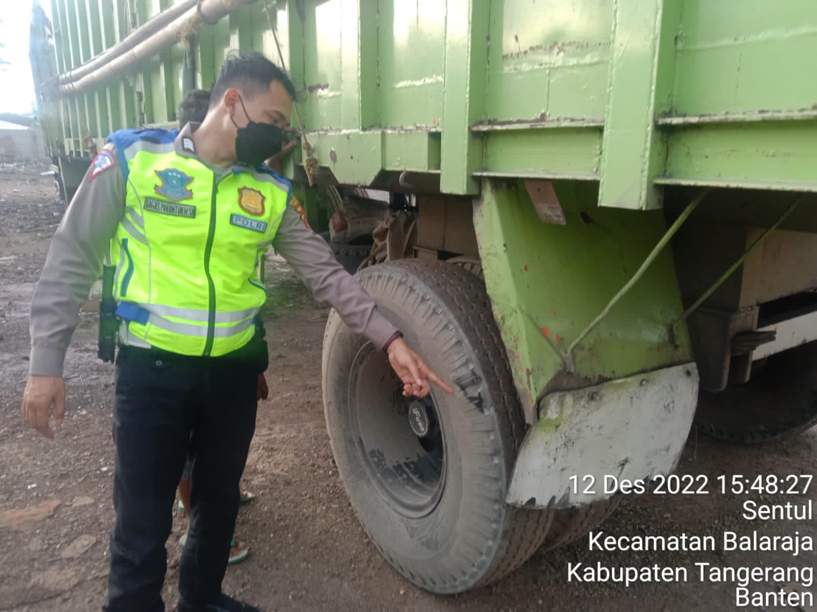 Pelajar Bonceng Tiga Tabrak Truk di Balaraja Tangerang, 1 Tewas