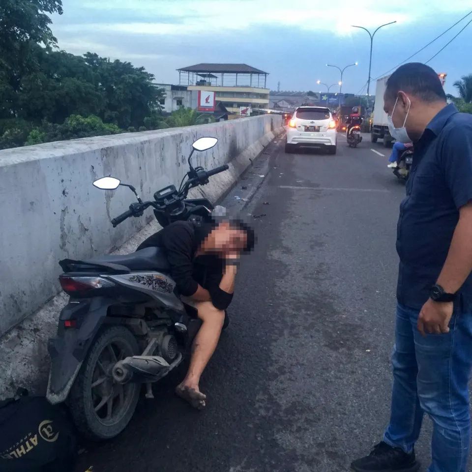Saking Mabuknya, Pria Ini Tidur di Flyover Cibodas Tangerang