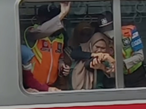 Viral, Jari Wanita Ini Tersangkut Jendela KRL Tujuan Tangerang