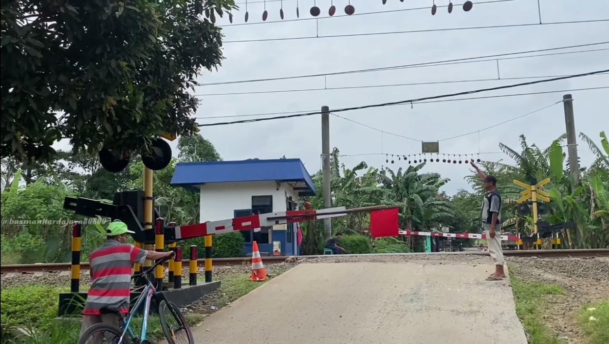 Tidak Terawat, Palang Pintu Jalan Perlintasan Kereta di Tangerang Ini Patah