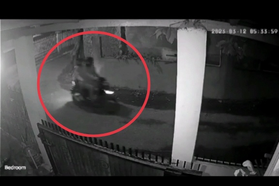 Terekam CCTV, 2 Pelaku Curanmor Gondol Motor Warga di Buaran Tangerang
