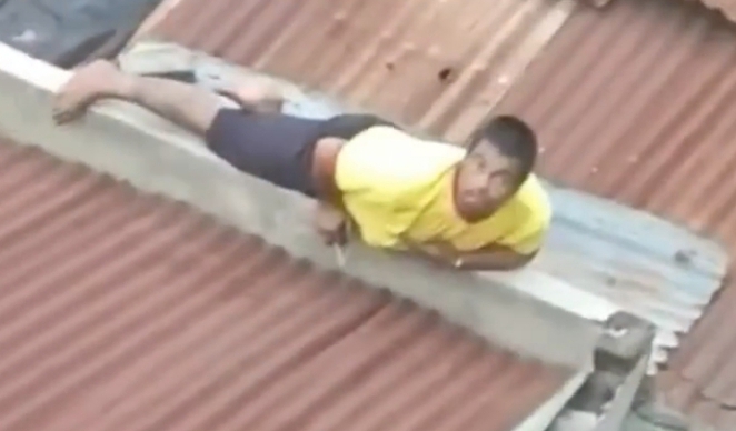 Viral, Pria Panik hingga Lempar Batu Gegara Kepergok Ngintip 