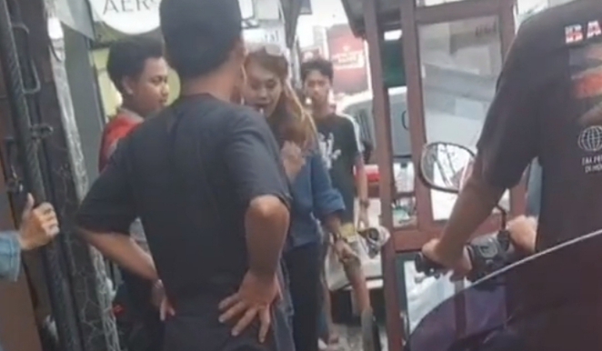 Viral, Wanita Marah-marah Gegara Tak Terima Mobilnya Disenggol Gerobak PKL