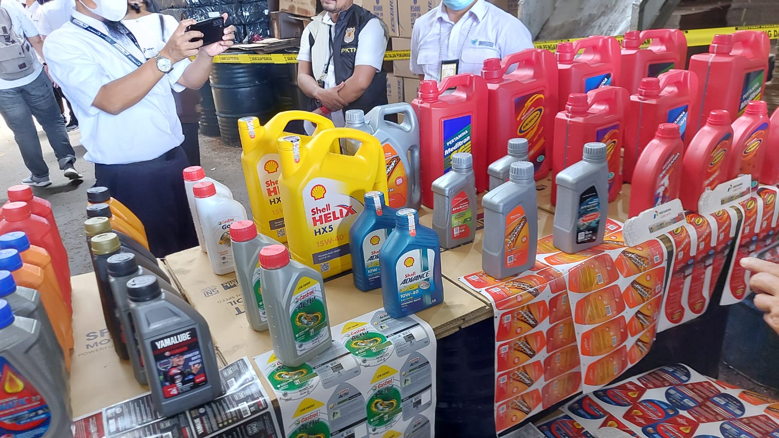 Gudang di Pinang Tangerang Produksi Oli Palsu Pakai Merk Terkenal, Nilainya Capai Rp16,5 Miliar