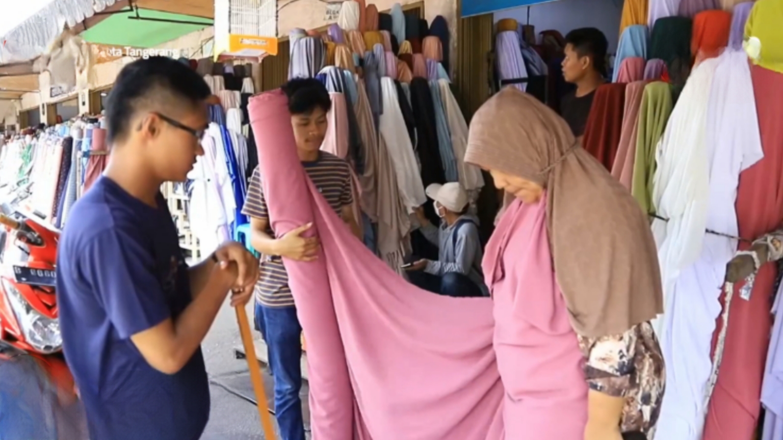 Tak Kalah dari Tanah Abang, Pasar Cipadu Tangerang Jadi Tujuan Favorit Berburu Tekstil