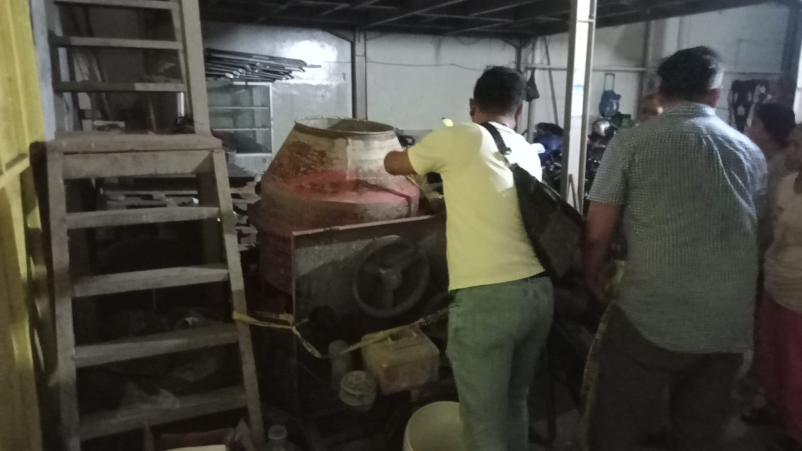 Terekam CCTV, Komplotan Maling Curi Mesin Molen Semen di Periuk Tangerang